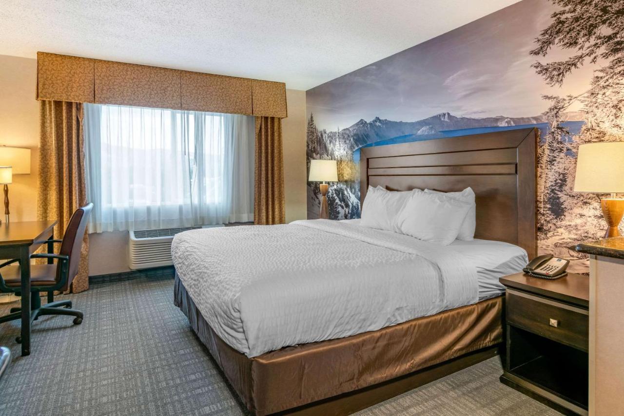 Clarion Pointe Medford Hotel Exterior photo