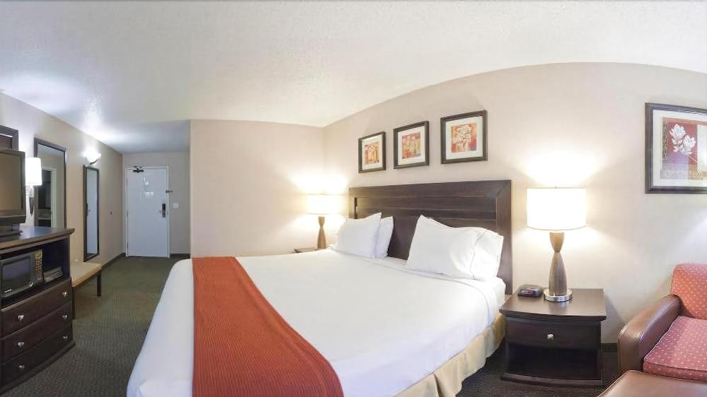 Clarion Pointe Medford Hotel Exterior photo