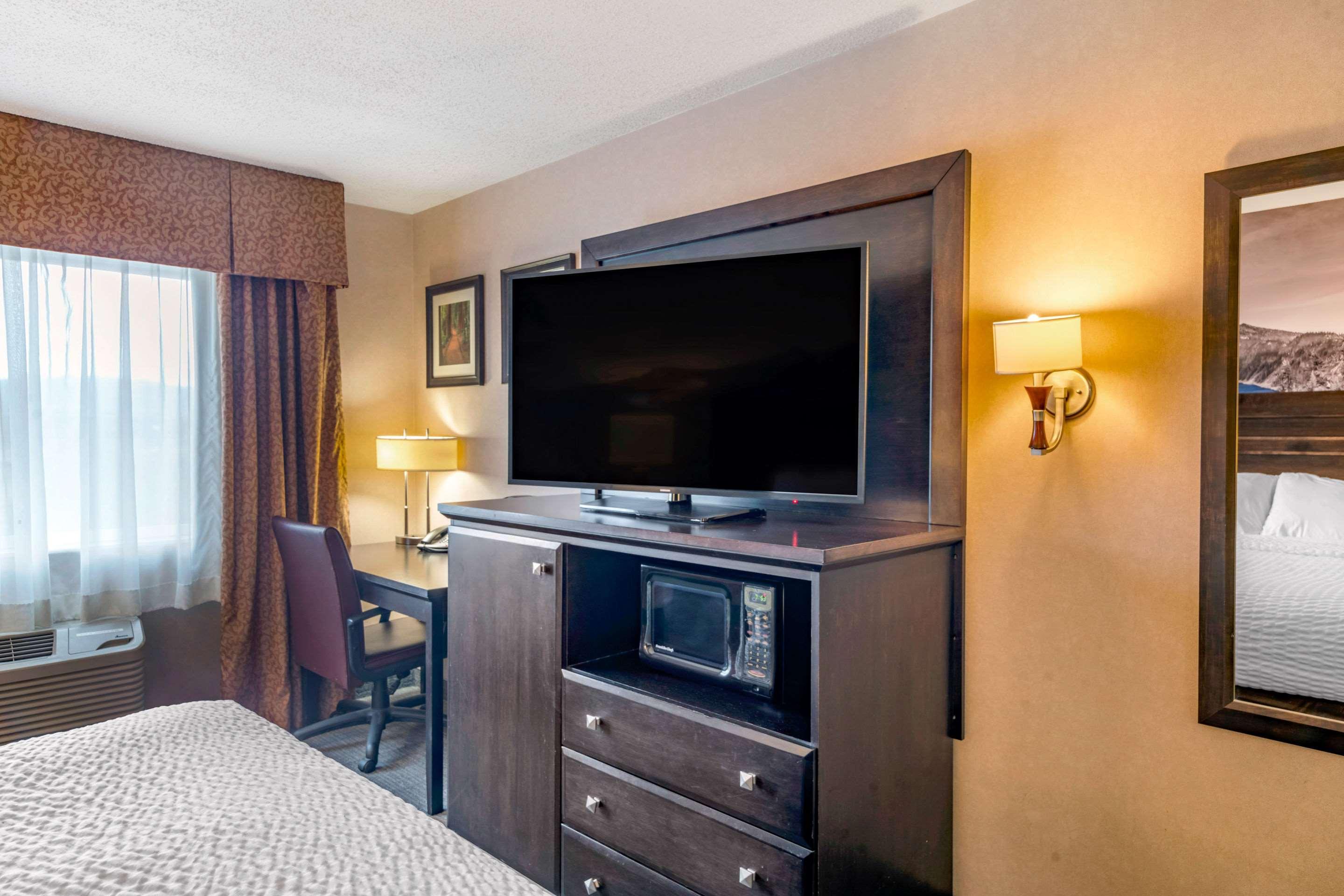 Clarion Pointe Medford Hotel Exterior photo