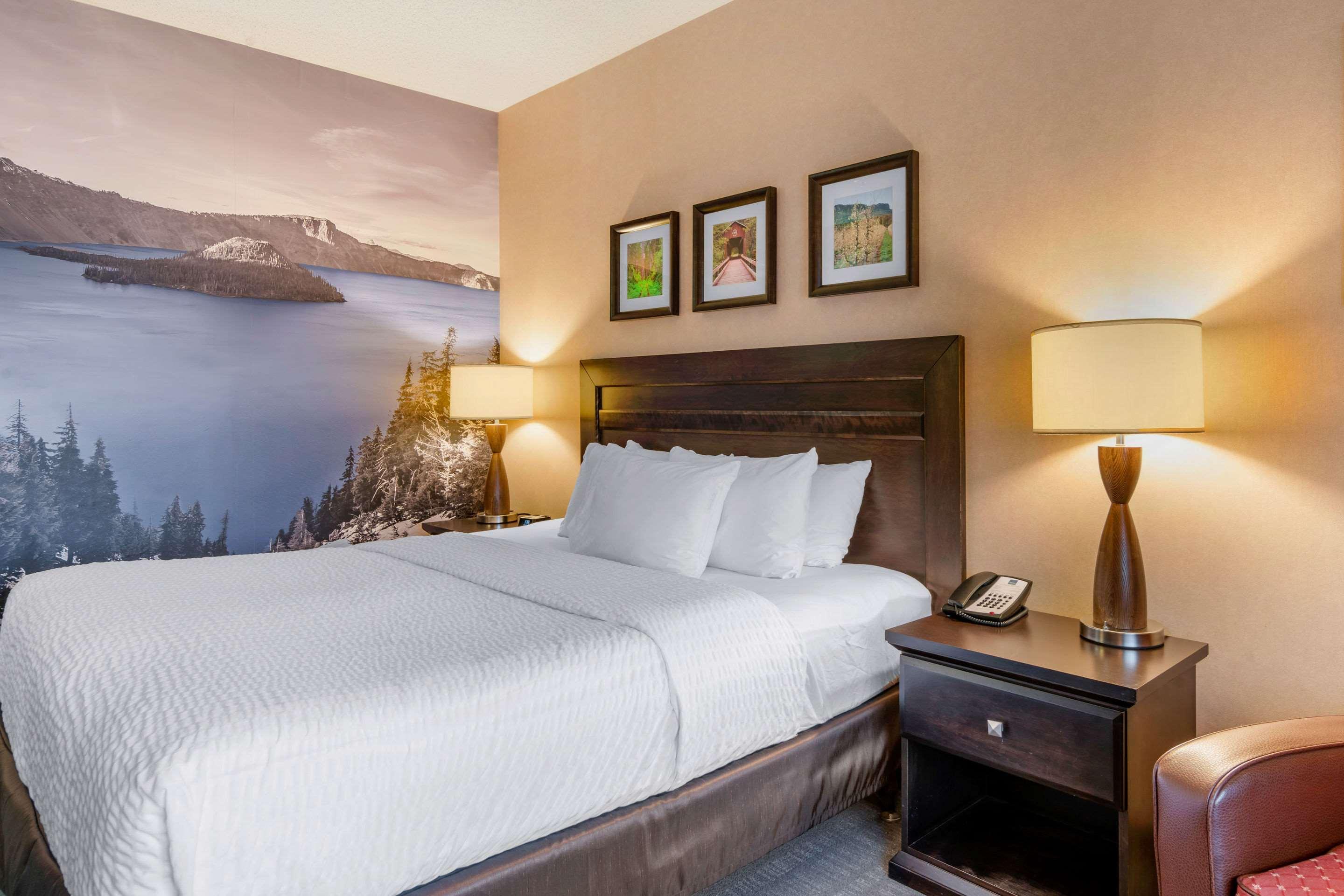 Clarion Pointe Medford Hotel Exterior photo