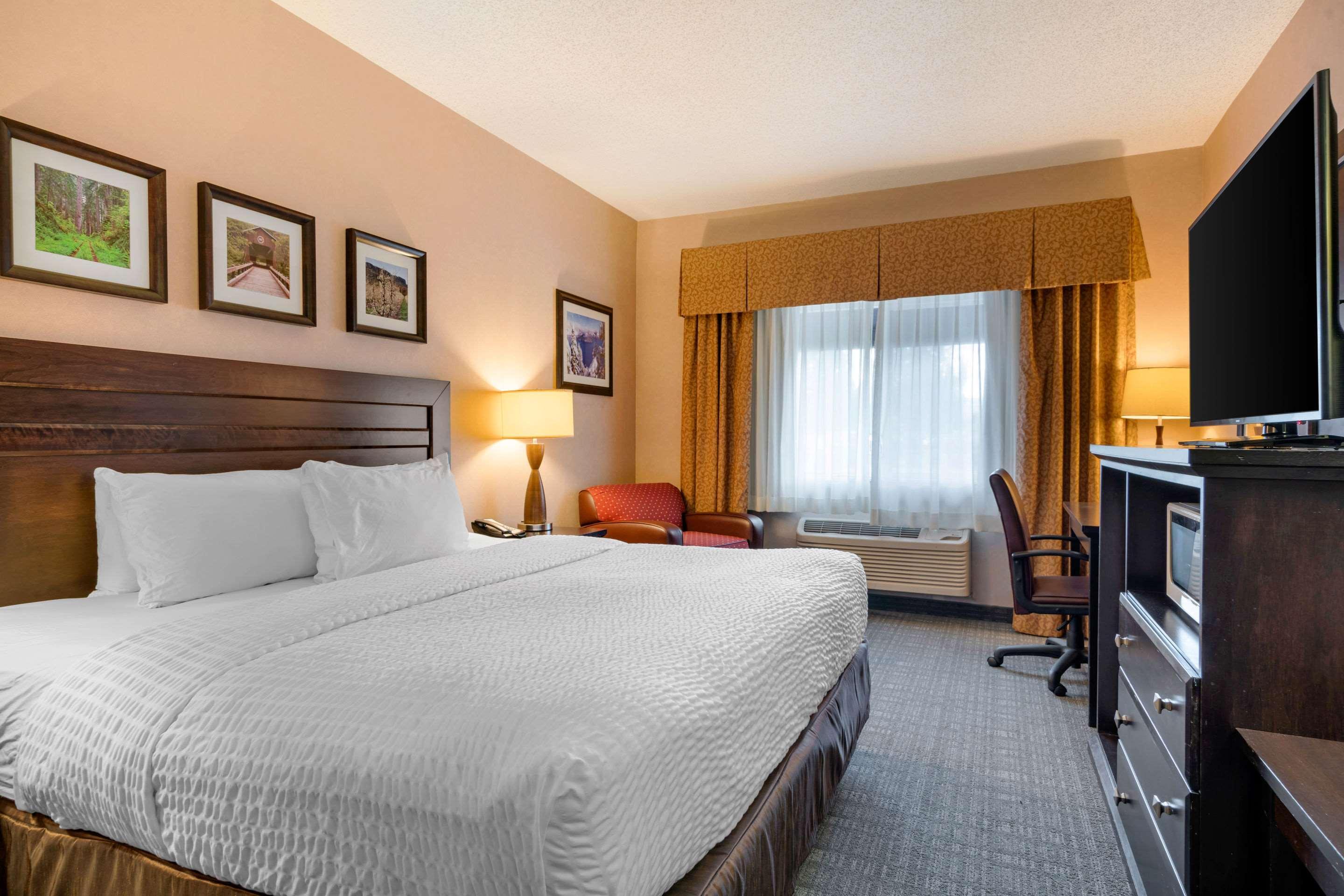 Clarion Pointe Medford Hotel Exterior photo