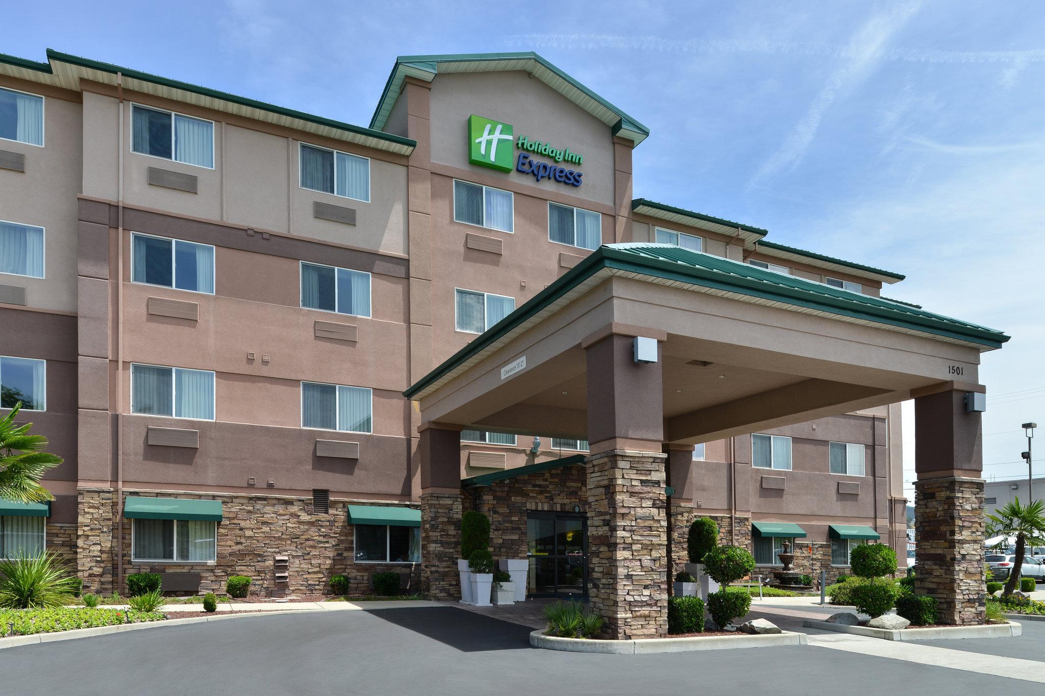 Clarion Pointe Medford Hotel Exterior photo