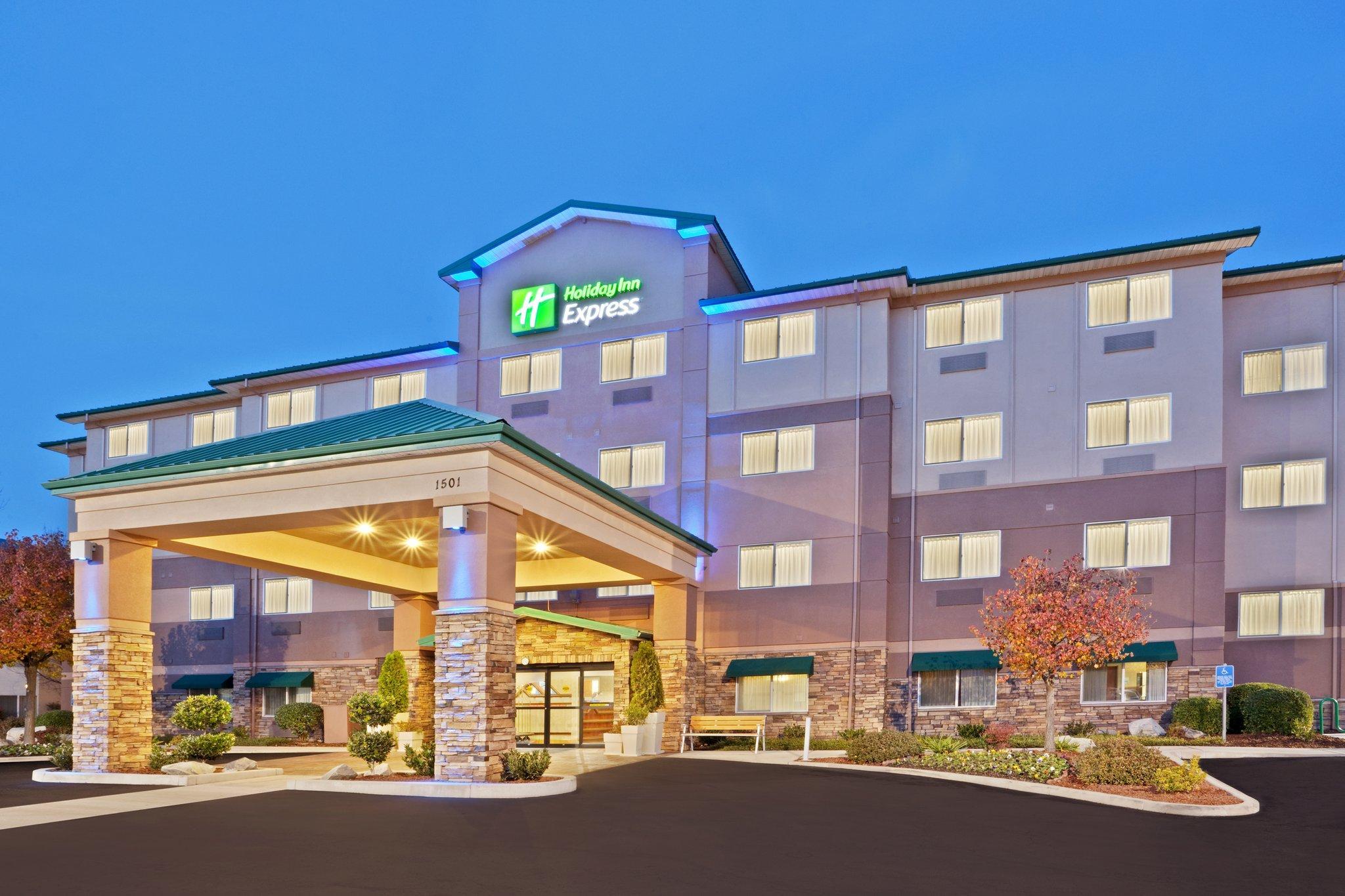 Clarion Pointe Medford Hotel Exterior photo