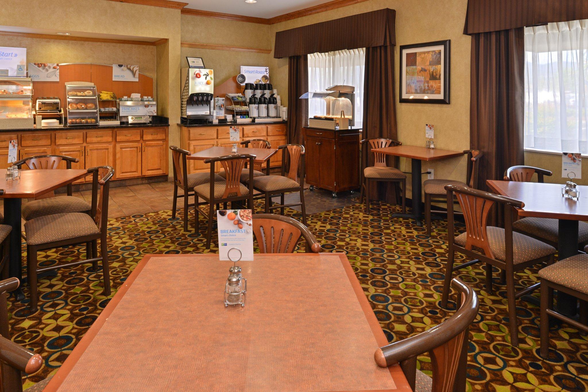 Clarion Pointe Medford Hotel Exterior photo
