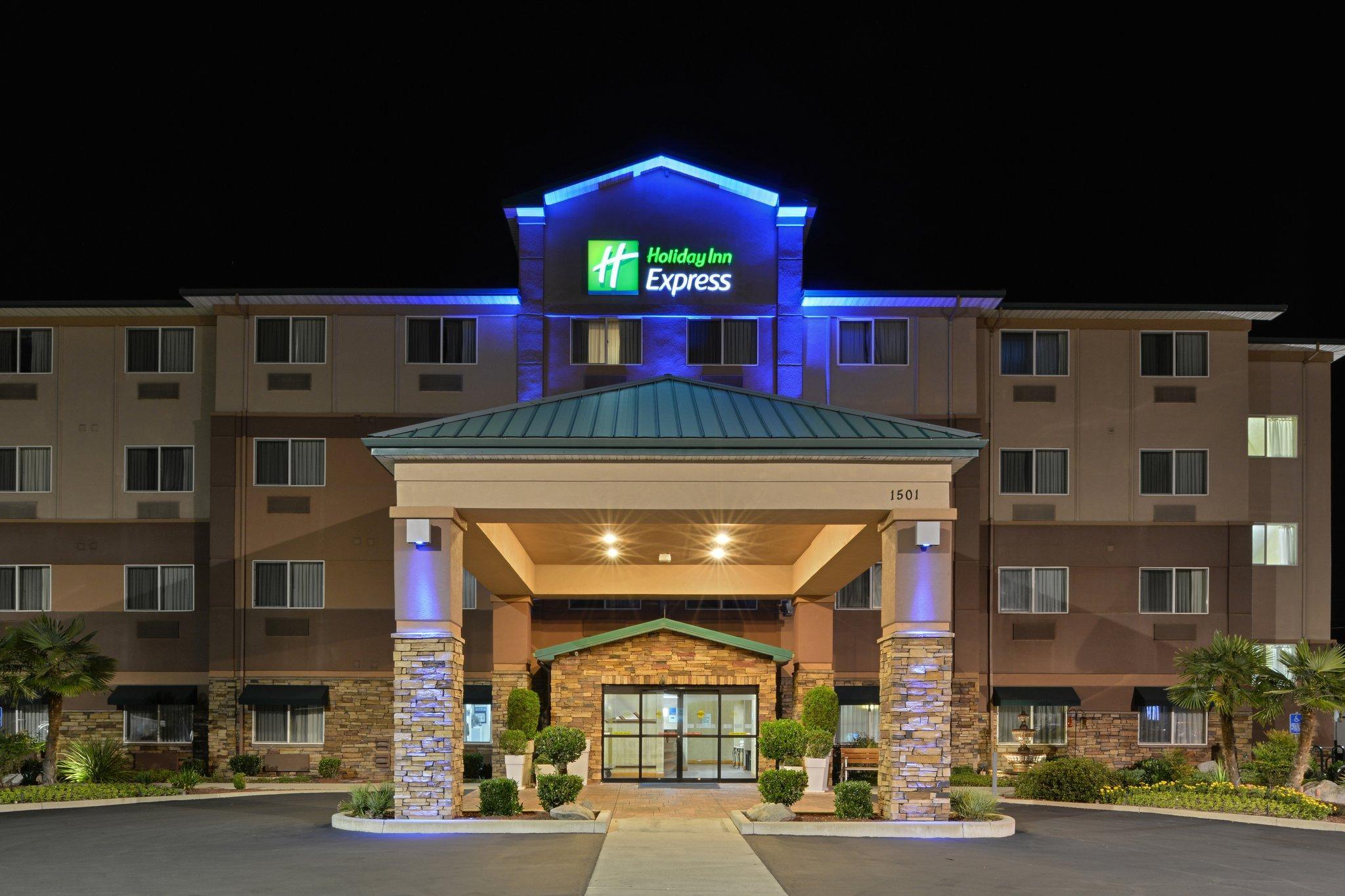 Clarion Pointe Medford Hotel Exterior photo