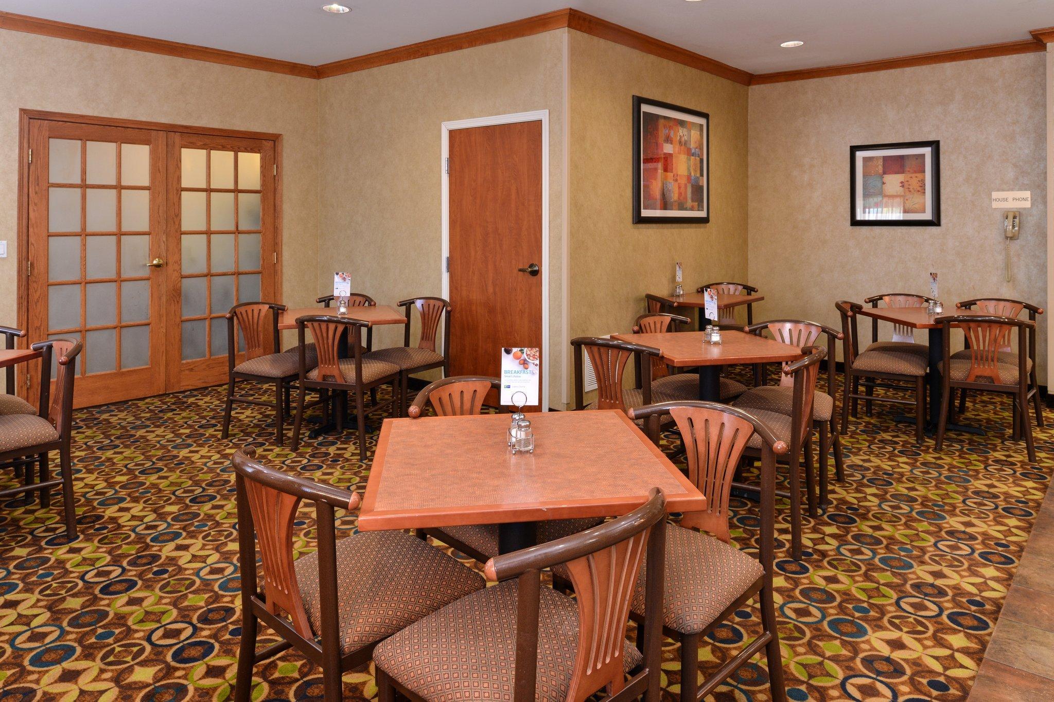 Clarion Pointe Medford Hotel Exterior photo