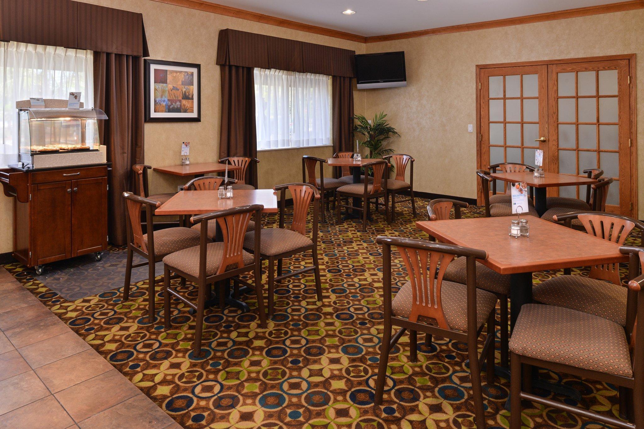 Clarion Pointe Medford Hotel Exterior photo