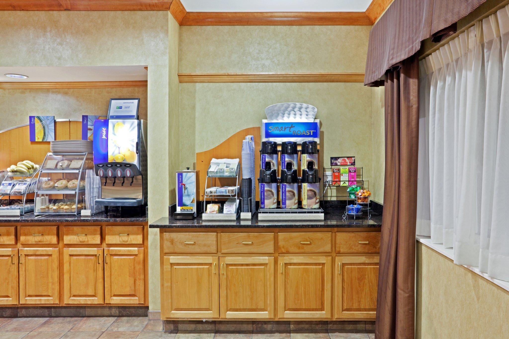Clarion Pointe Medford Hotel Exterior photo