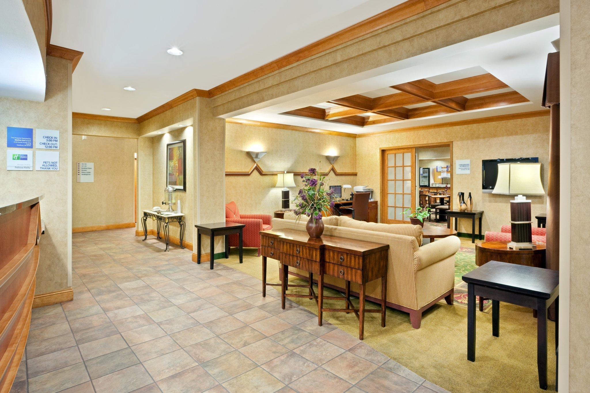 Clarion Pointe Medford Hotel Exterior photo