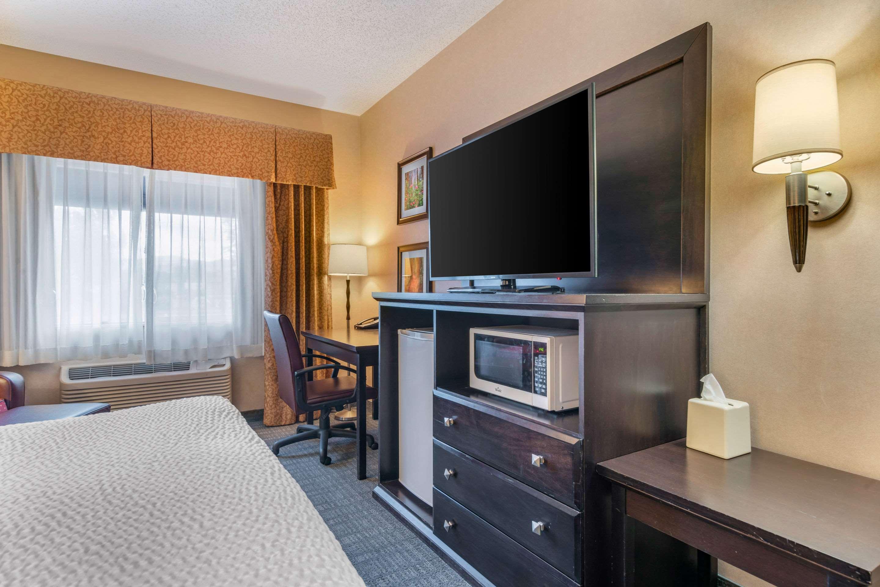Clarion Pointe Medford Hotel Exterior photo