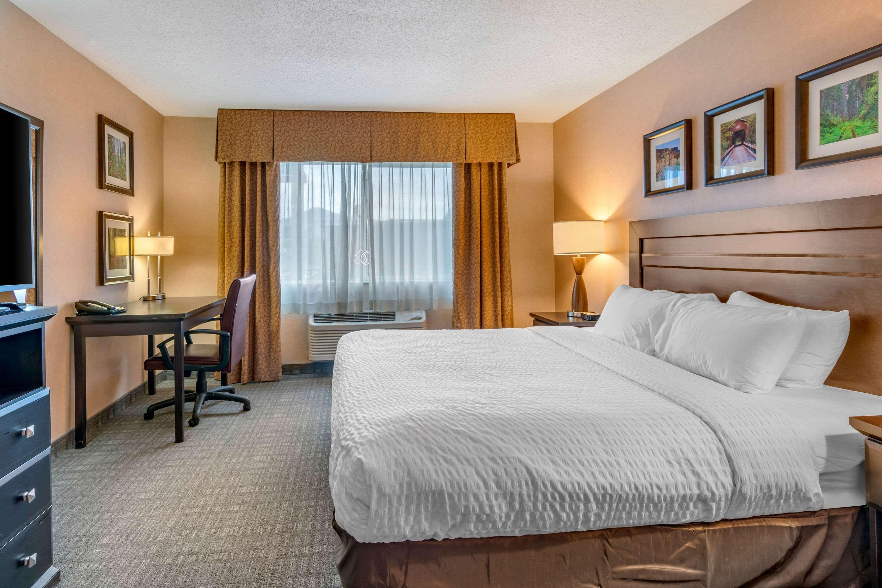 Clarion Pointe Medford Hotel Exterior photo