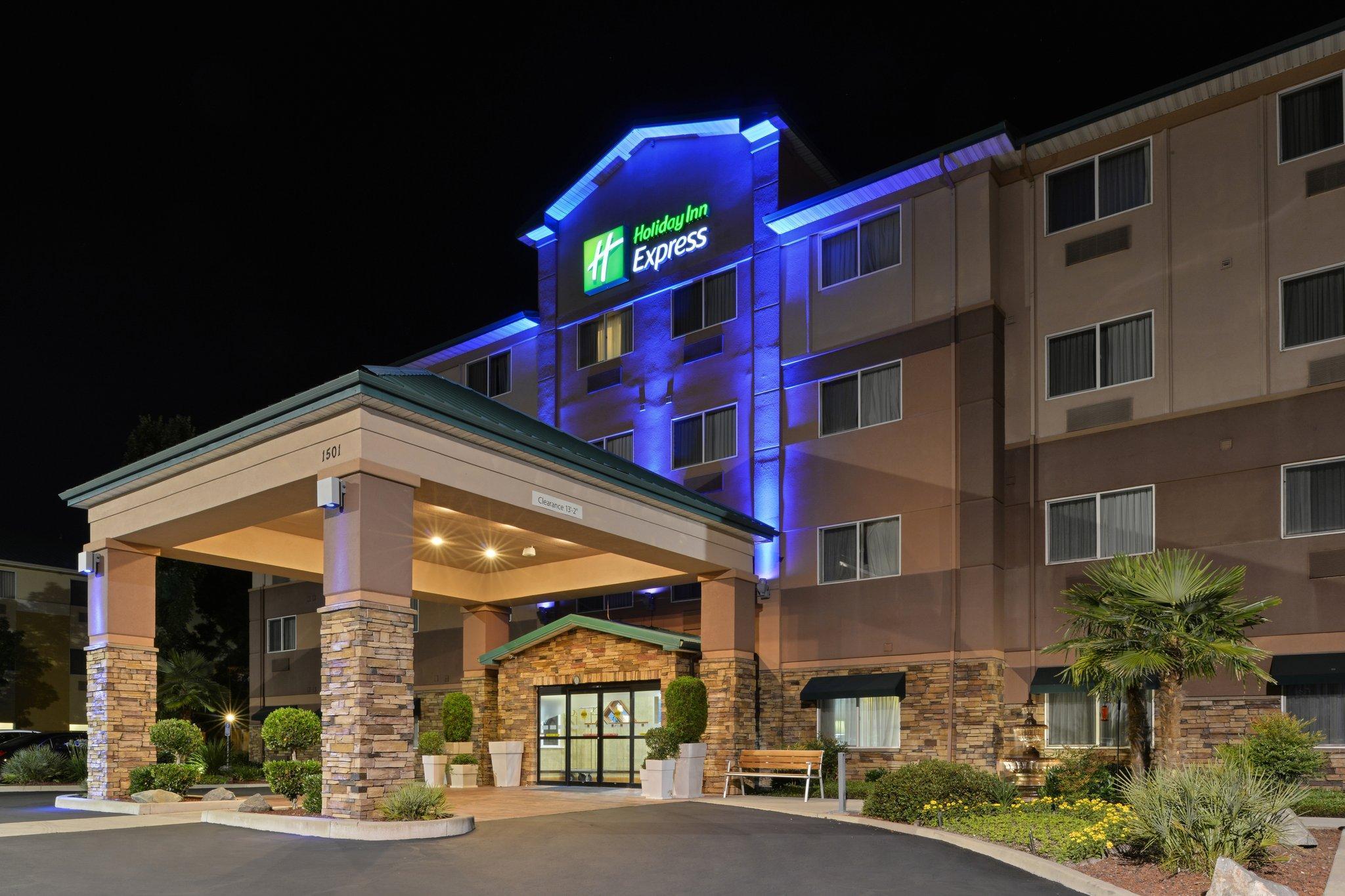 Clarion Pointe Medford Hotel Exterior photo