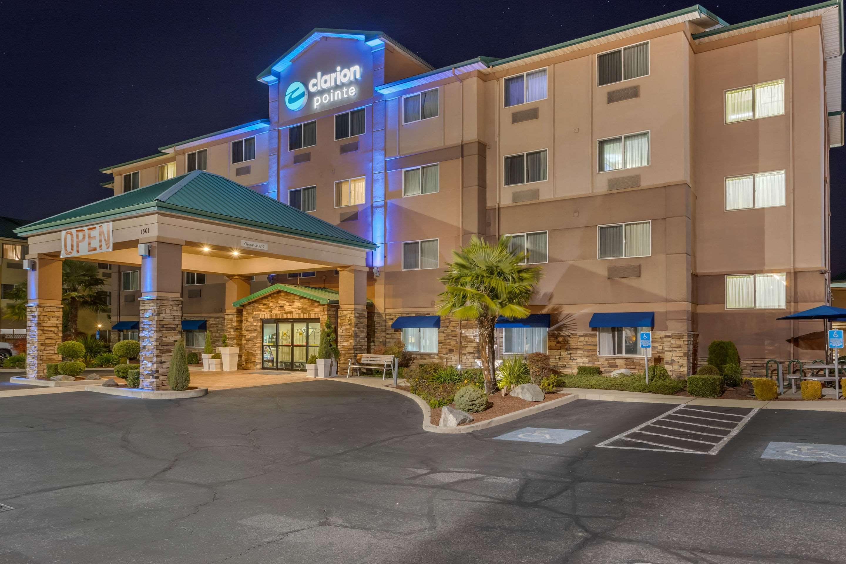 Clarion Pointe Medford Hotel Exterior photo