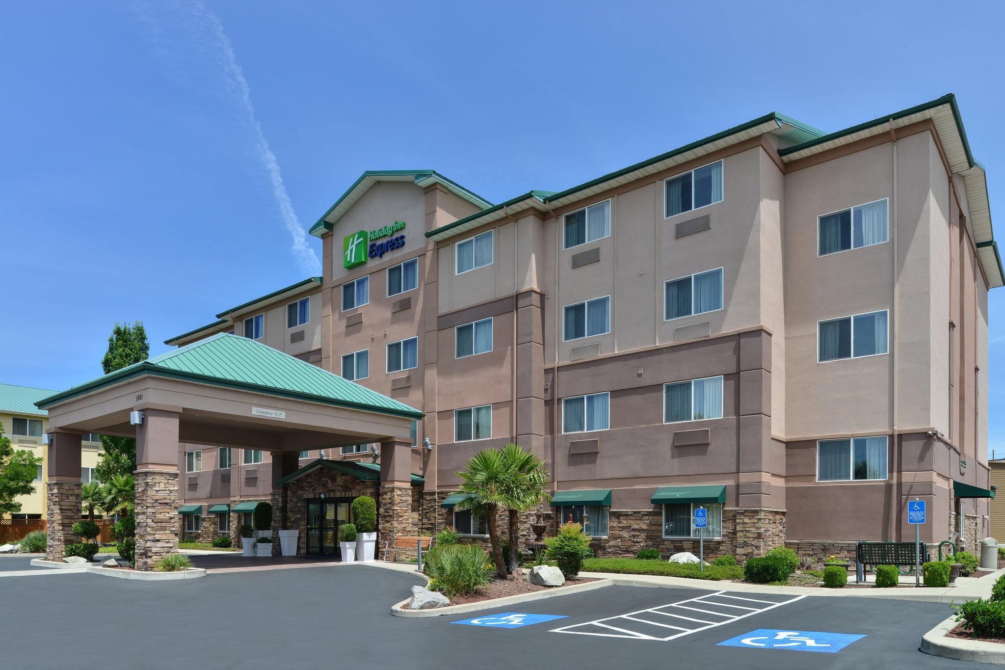 Clarion Pointe Medford Hotel Exterior photo