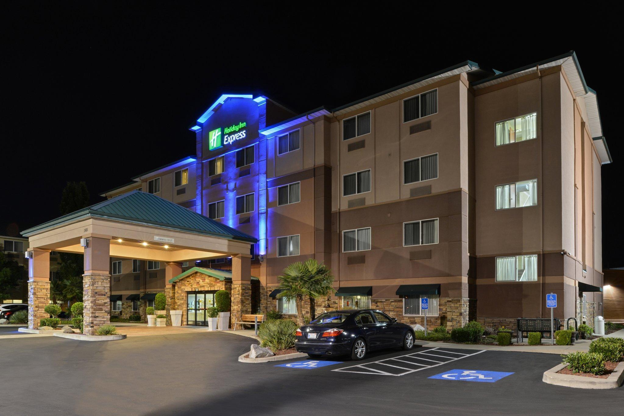 Clarion Pointe Medford Hotel Exterior photo