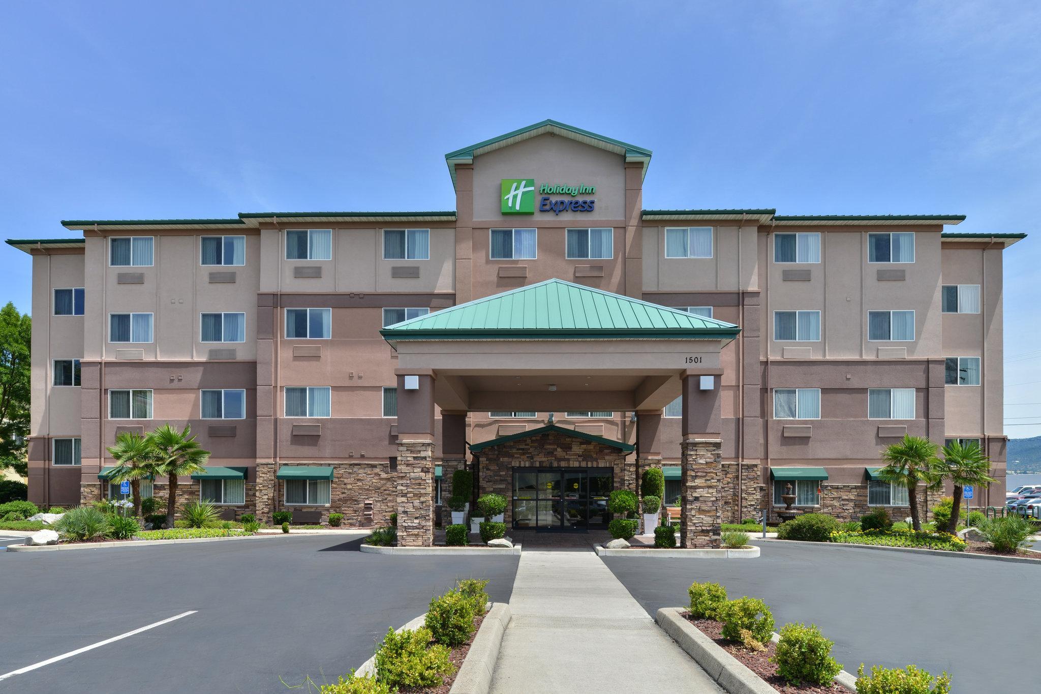 Clarion Pointe Medford Hotel Exterior photo