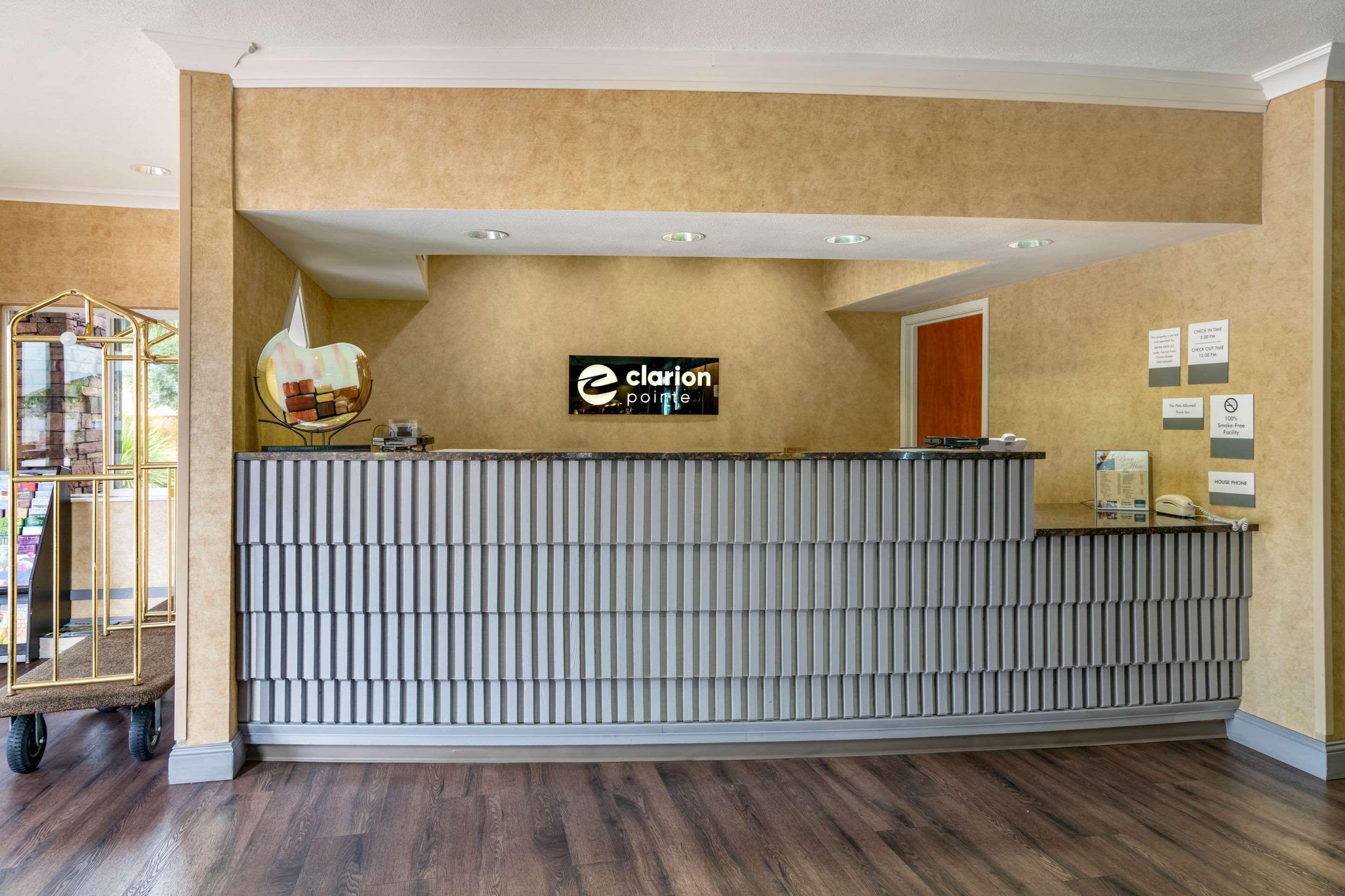 Clarion Pointe Medford Hotel Exterior photo