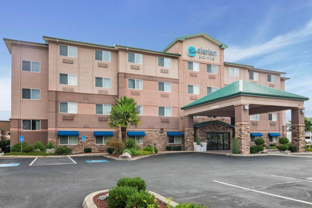Clarion Pointe Medford Hotel Exterior photo