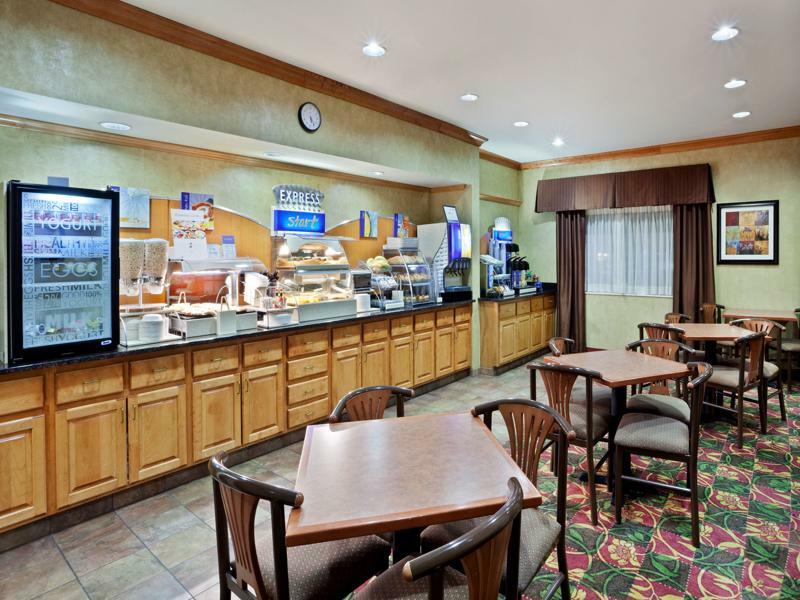 Clarion Pointe Medford Hotel Exterior photo