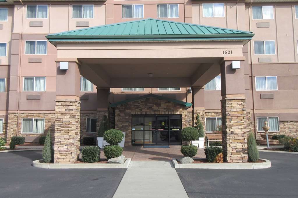 Clarion Pointe Medford Hotel Exterior photo